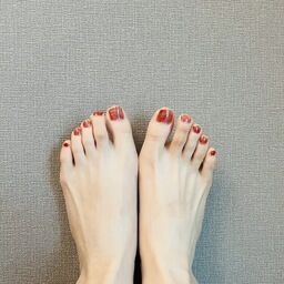 女性の足