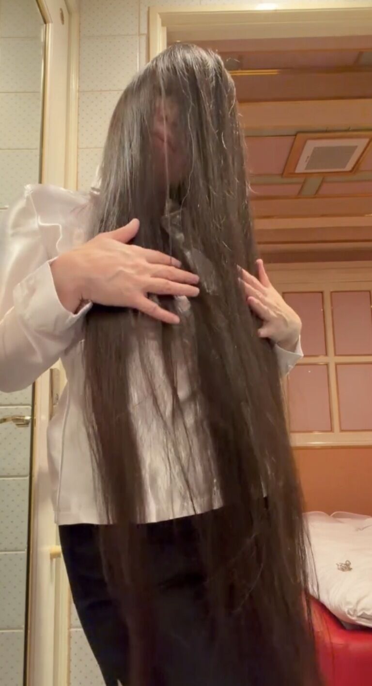 髪長女の立ち姿❣️