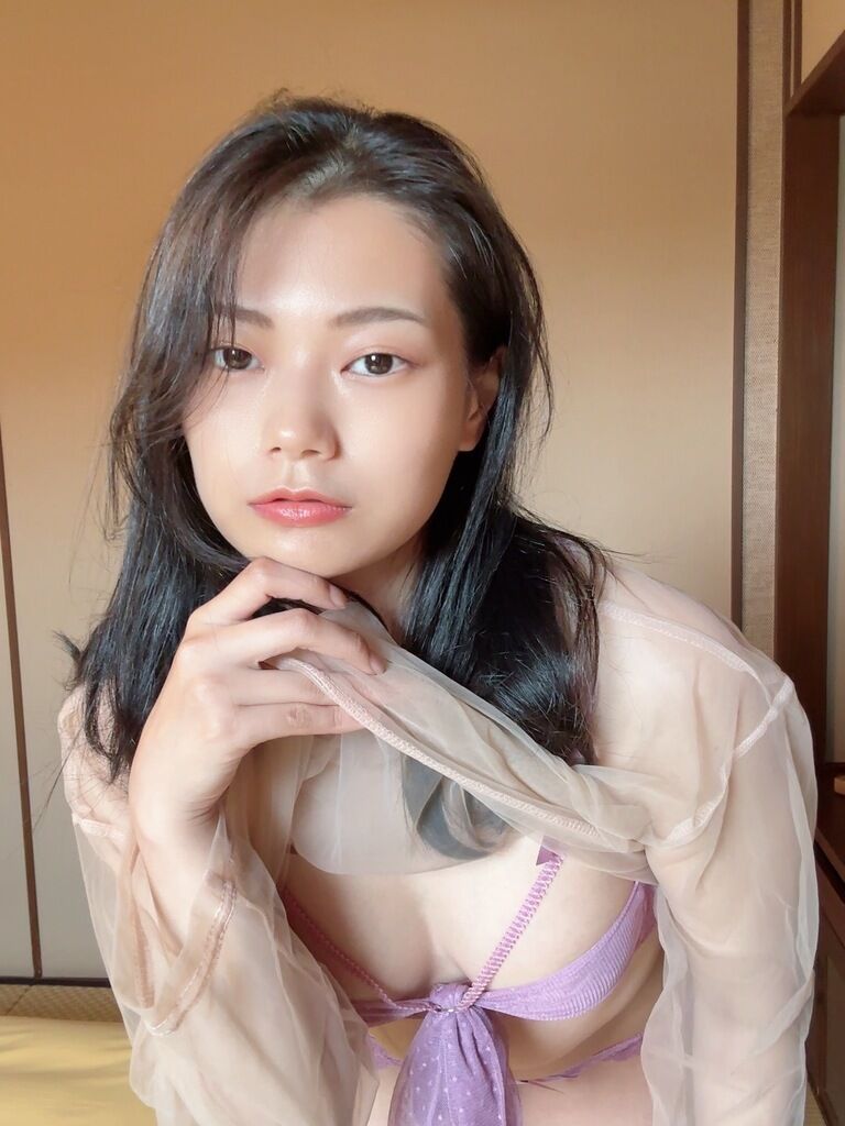 紫下着の自撮り写真❤ニップレス見えちゃってます(*´ェ`*)