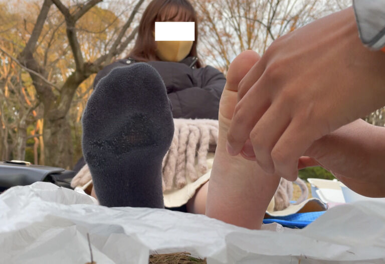 動画無料プレゼントです 冬の公園で色白で可愛いOLさんに足つぼさせていただきました【本編お顔ぼかし無し】