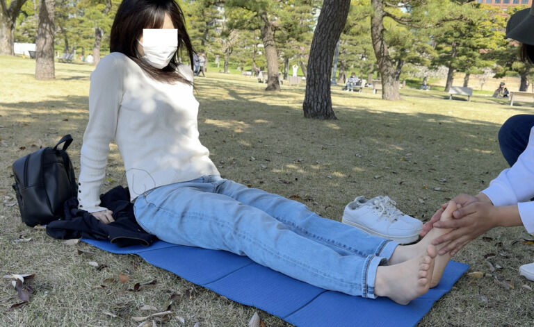 【X差分動画】動画無料プレゼントです 【本編お顔ぼかし無し】【25.5cm】公園で出会った色白で可愛い女子大生さんに足つぼさせていただきました