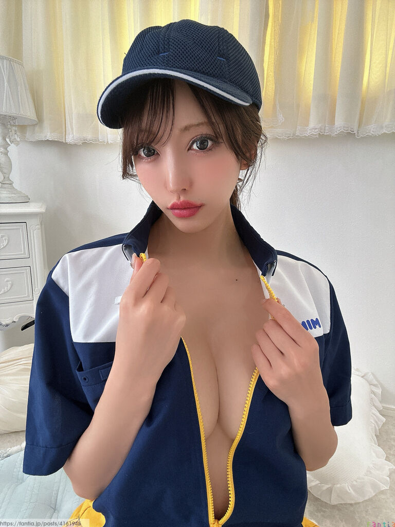 チャックを下ろして…セクシーすぎるコンビニ店員の誘惑💋