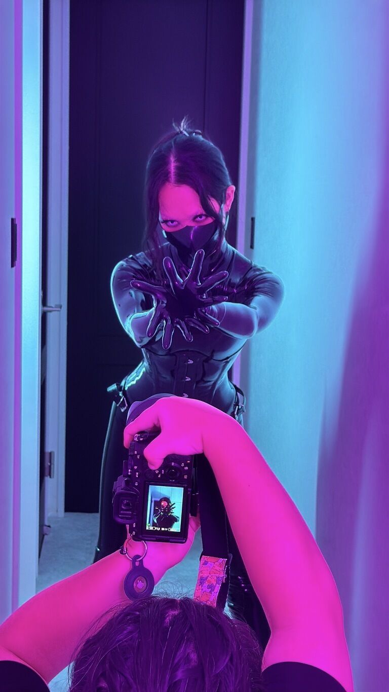 撮影舞台裏🖤白いカラコンに黒のラバーは最強の組み合わせでしょ🖤🤍