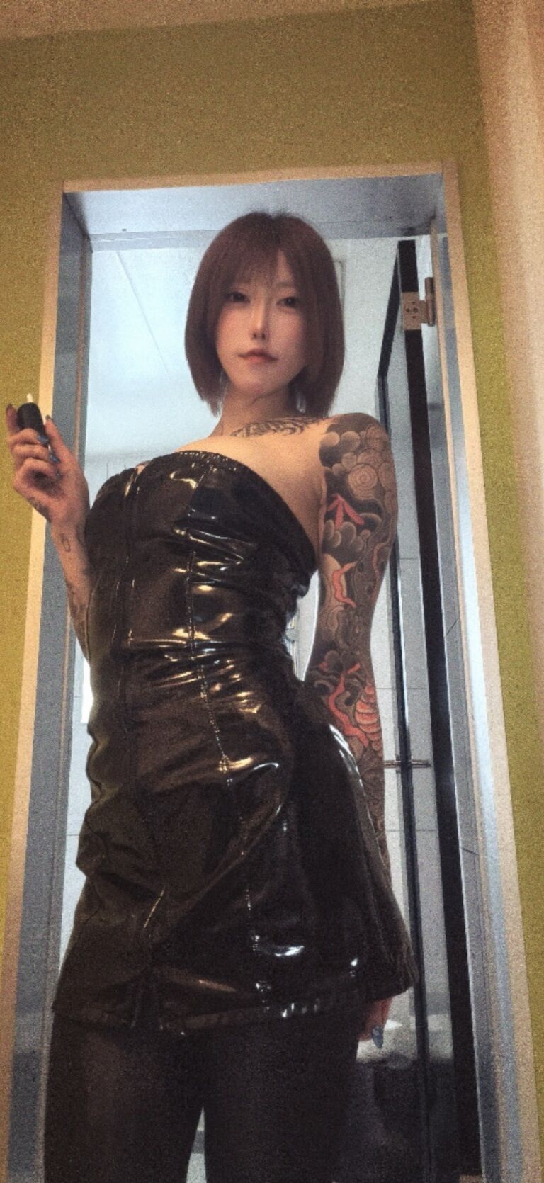 🖤エナメルタイトミニ 黒ストッキング 写真