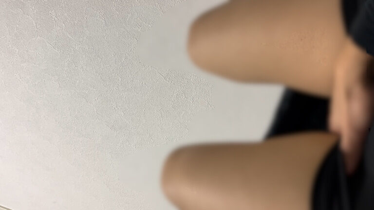 すぐ手をお股に当てちゃう悪い子です(🎥声入りおなにー動画)