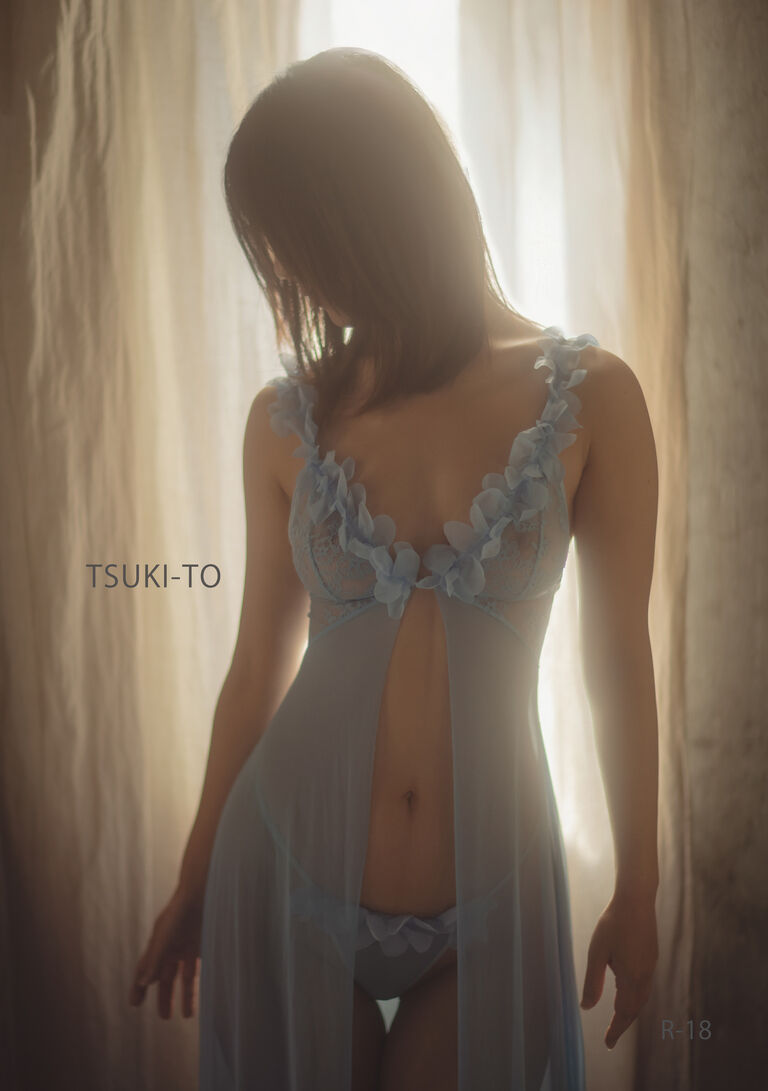 写真集『TSUKI-TO』