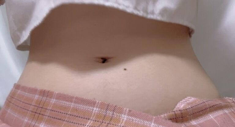 初めてへその穴を掃除　すぽっと 動画　ヘソの奥からのが出た　注意