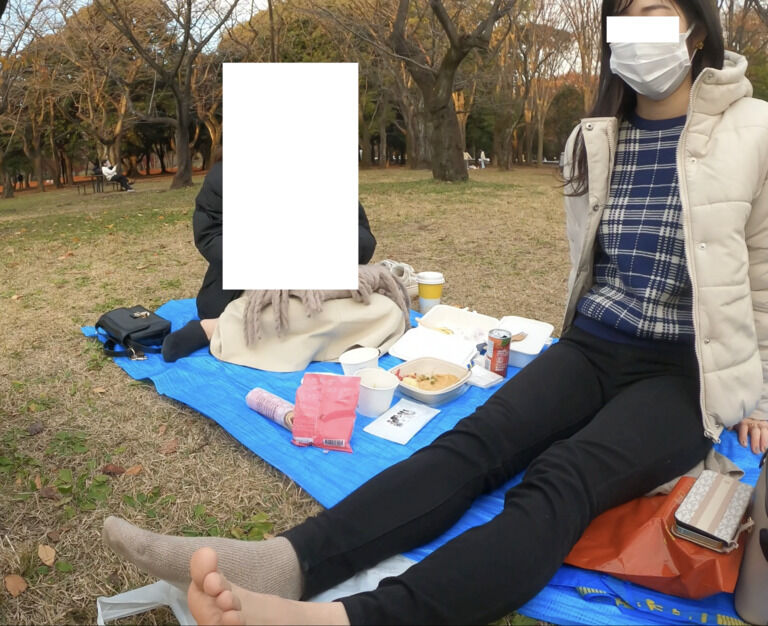 冬の公園で色白で可愛いOLさんに足つぼさせていただきました その2【本編お顔ぼかし無し】