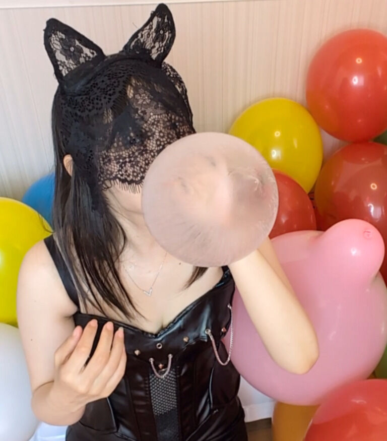 ラテックスフリーコンドームを口で膨らませる